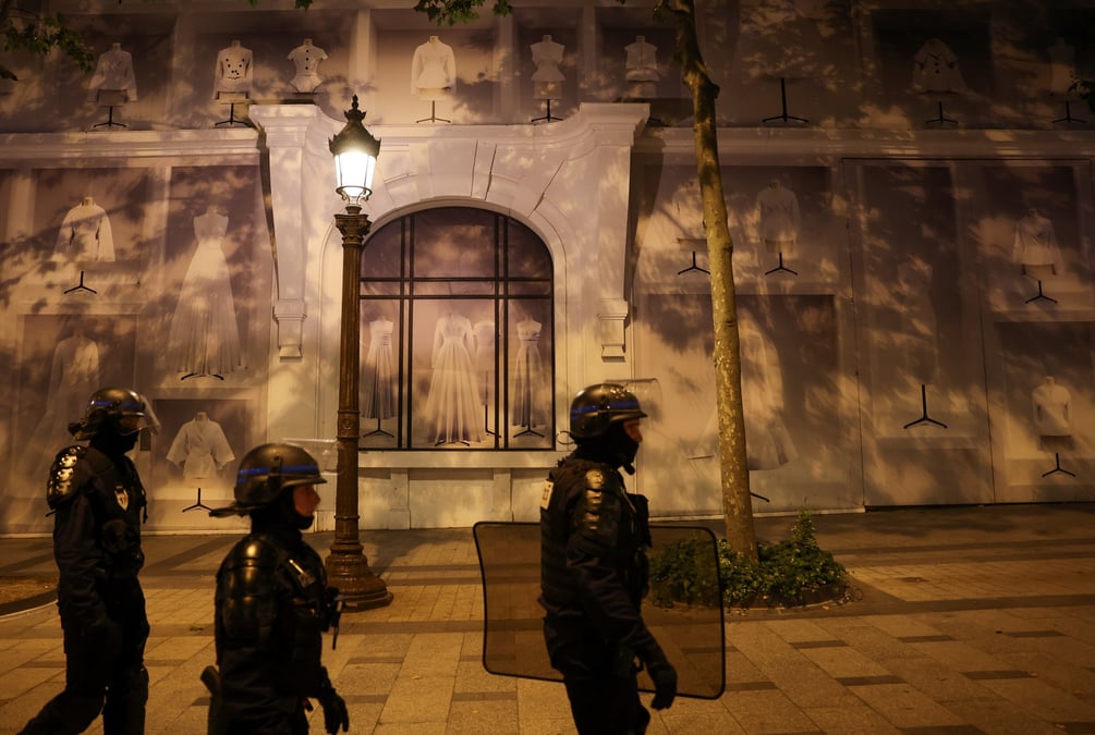 Des policiers aux champs-elysees