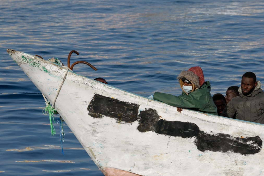 Des migrants arrivent au port d'arguineguin, sur l'ile de grande canarie