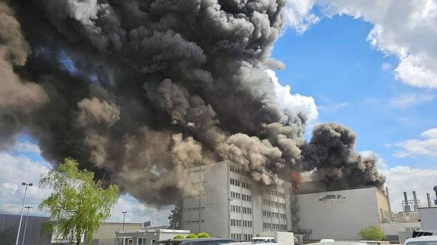 Au moins 170 pompiers allemands sont mobilisés sur la zone industrielle.