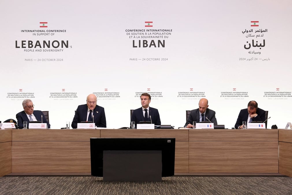 Le premier ministre libanais najib mikati aux cotes d'emmanuel macron, du ministre libanais des affaires etrangeres , du ministre francais des affaires etrangeres et du ministre francais des armees