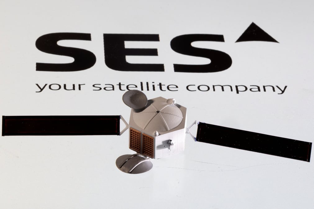 Un modele de satellite sur le logo ses