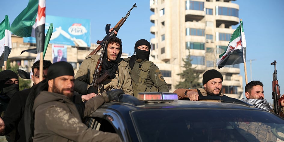 Samedi 30 novembre, des combattants rebelles défilaient triomphalement après la prise d’une partie d’Alep.