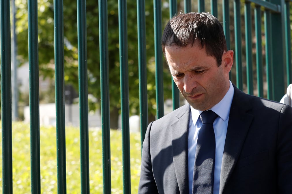 Benoit hamon tire a vue sur macron et melenchon