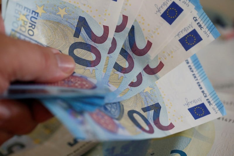 Salaires des fonctionnaires en hausse de 0,4% a 0,6% en 2016