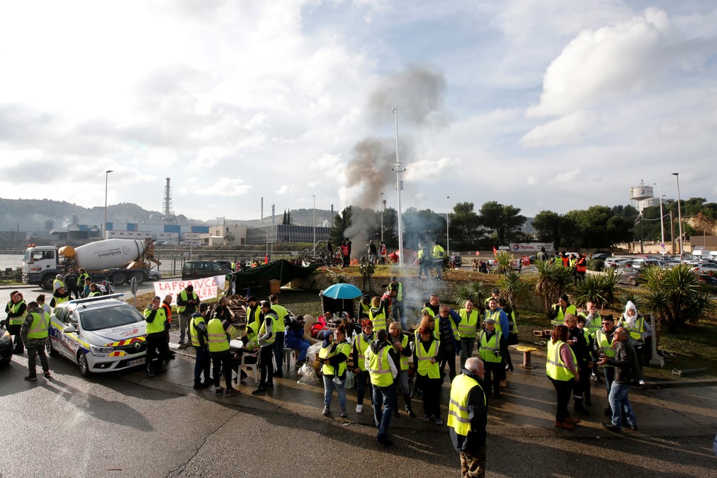 Les "gilets jaunes" sur le champ-de-mars a paris samedi