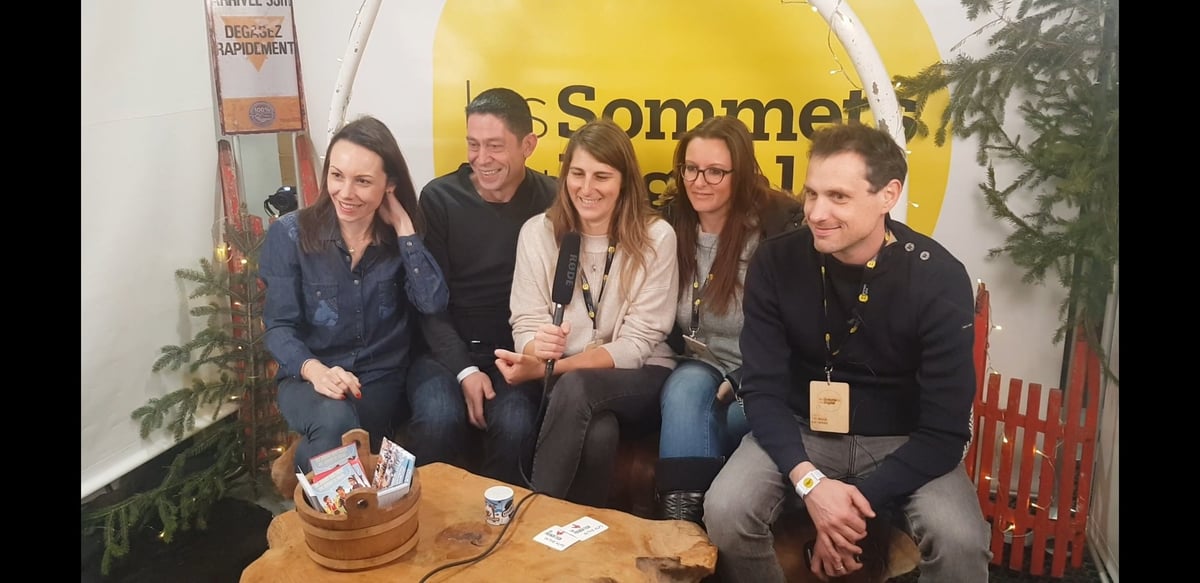Julie Huguet (Coworkees), Philippe Porceillon (FroggyPix), Aline Buscemi (Arcadeo Gaming), Emilie Straub (Copines de Voyage) et Rémi Thomas (In&motion) aux Sommets du Digital