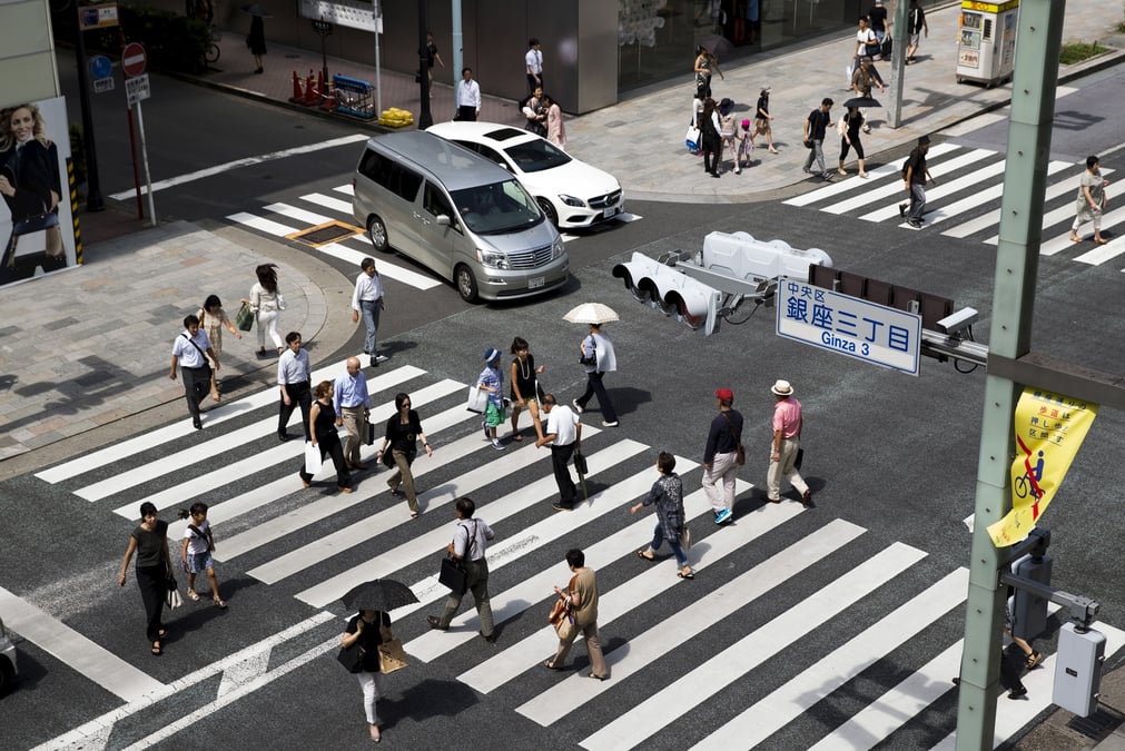 Des personnes traversent une rue dans le quartier de ginza a tokyo, au japon