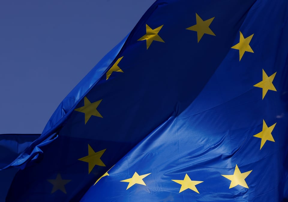 Drapeaux de l'union europeenne devant le siege de la commission europeenne a bruxelles