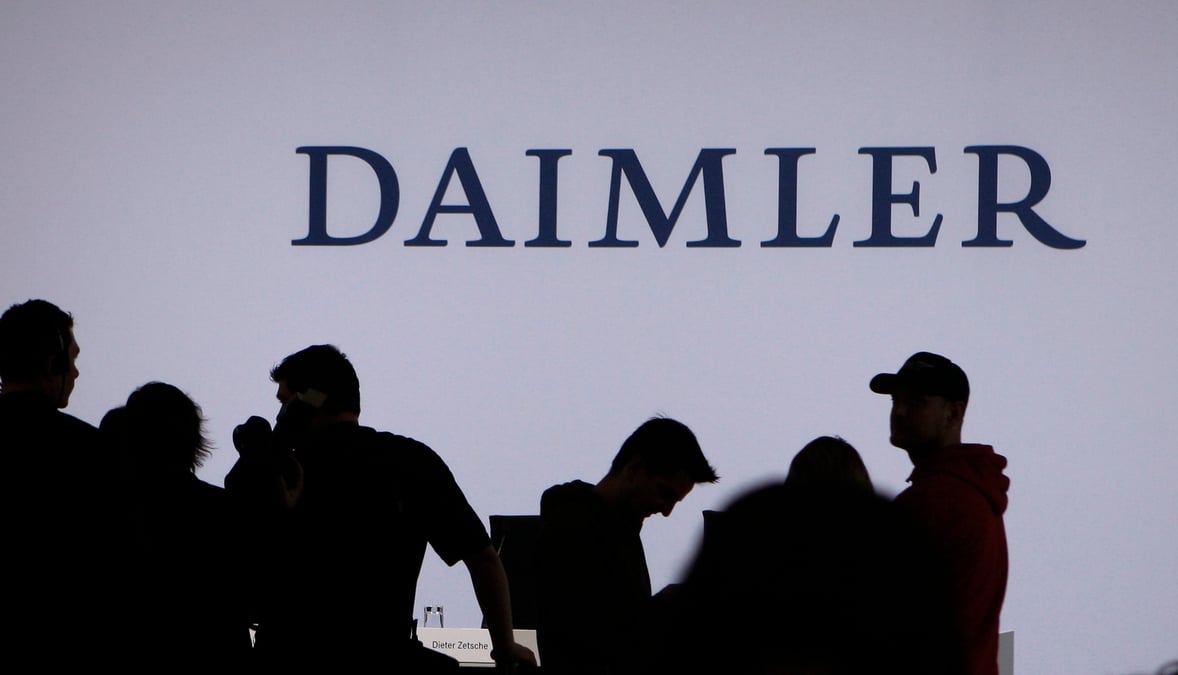 Des journalistes attendent la conference de presse du pdg de daimler, et du president d'aarbar, a stuttgart
