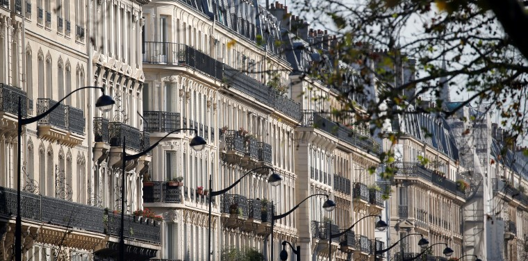 Selon les premières estimations de la Fnaim, le nombre total de transactions immobilières réalisées en 2024 a baissé de 11% sur un an, à 775.000.