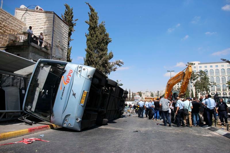 Un engin de chantier renverse un bus à Jérusalem, deux morts