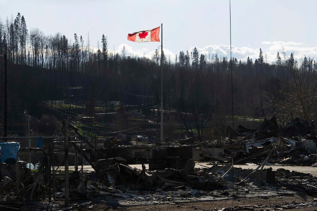 Le temps frais aide les pompiers dans l'alberta