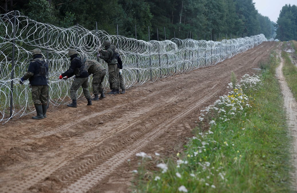 Migrants: la pologne veut instaurer l'etat d'urgence a la frontiere bielorusse