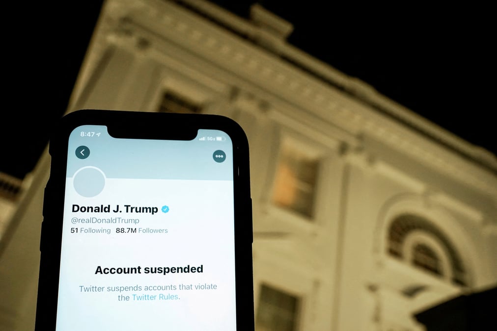 Une illustration montre le compte twitter suspendu de donald trump devant la maison blanche a washington