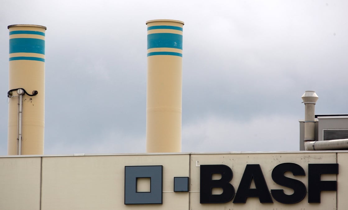 Photo d'archives du logo basf visible sur la facade de l'usine basf de schweizerhalle