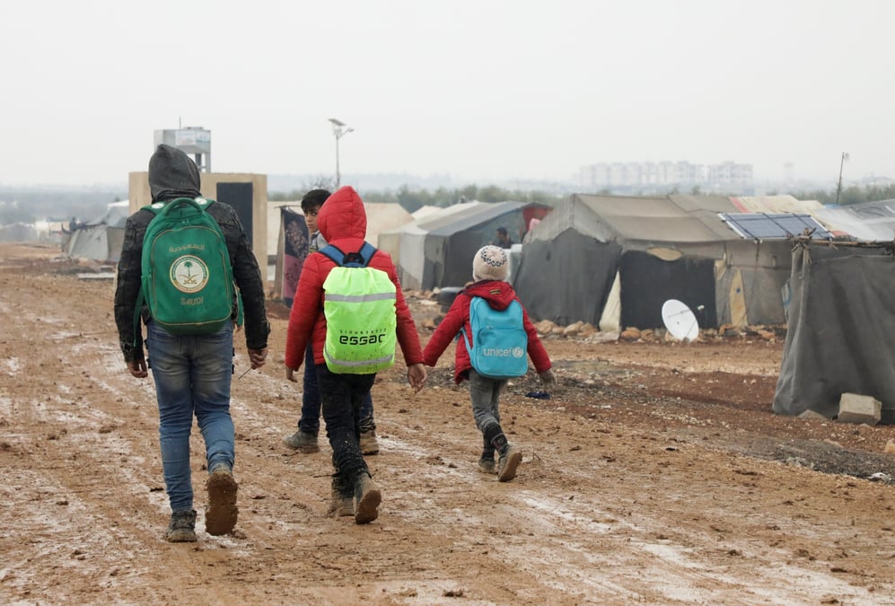 Des syriens deplaces pres de tentes dans un camp a azaz