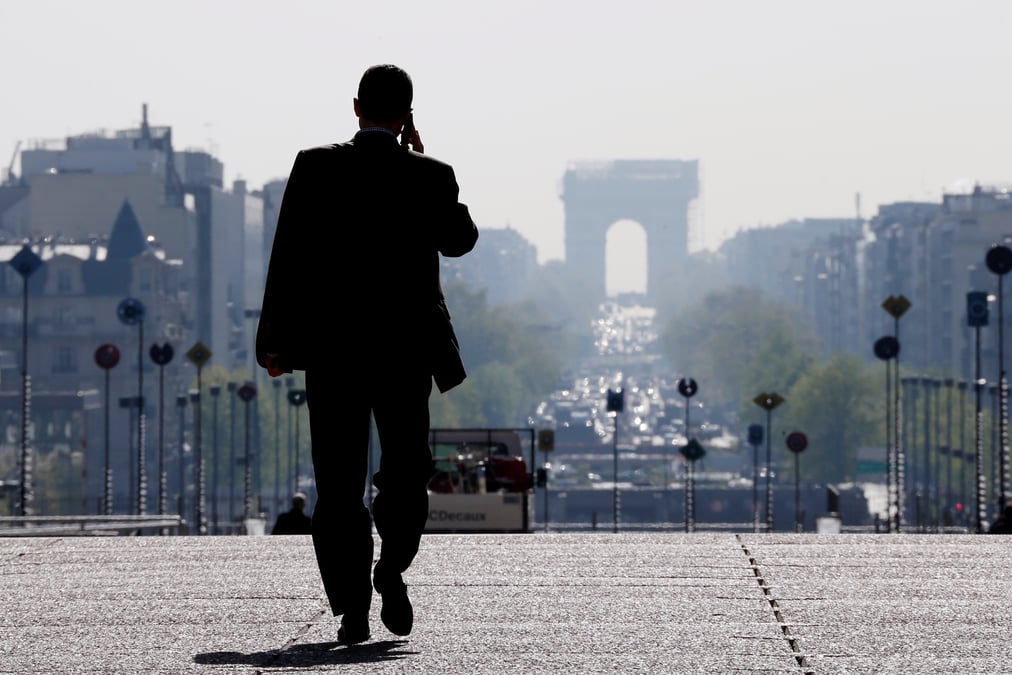 Un homme d'affaires marche sur l'esplanade de la defense