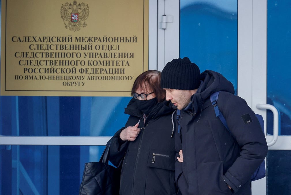 La mere d'alexei navalny en compagnie de l'avocat de l'opposant russe