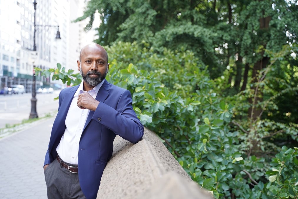 Navi Radjou analyse le partage interentreprises dans son ouvrage « Économie frugale, construire un monde meilleur avec moins ».