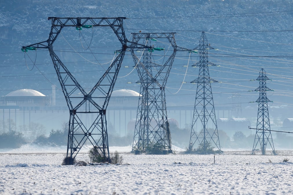 centrale nucléaire, Saint-Vulbas, à 44 km à l'est de Lyon, hiver, pylones, EDF, RTE, électricité,
