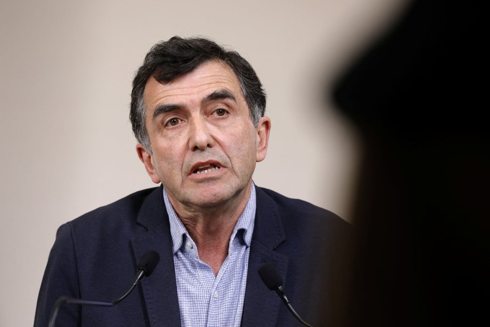 Des "centaines de milliers" de cas par jour possibles en janvier, previent fontanet