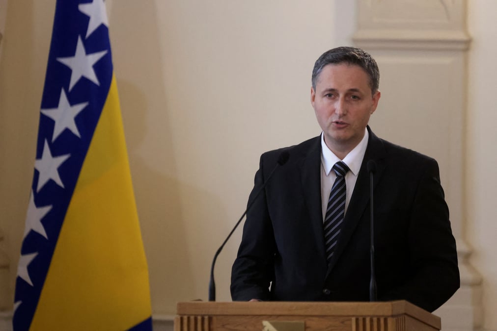 Les membres nouvellement elus de la presidence tripartite de la bosnie assistent a la ceremonie d'inauguration a sarajevo