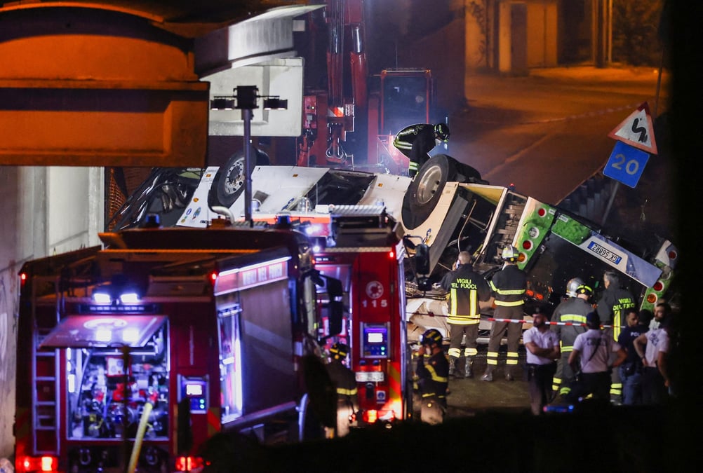 Les pompiers et le personnel de secours a mestre, en italie