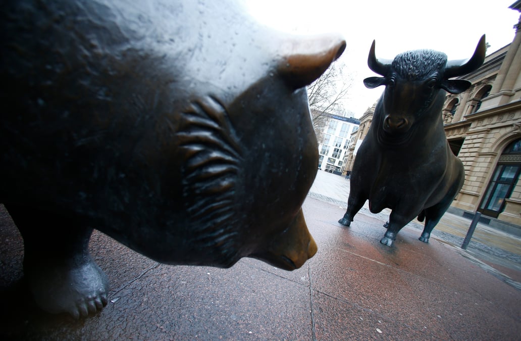 Des statues de taureau et d'ours a l'exterieur de la bourse de francfort