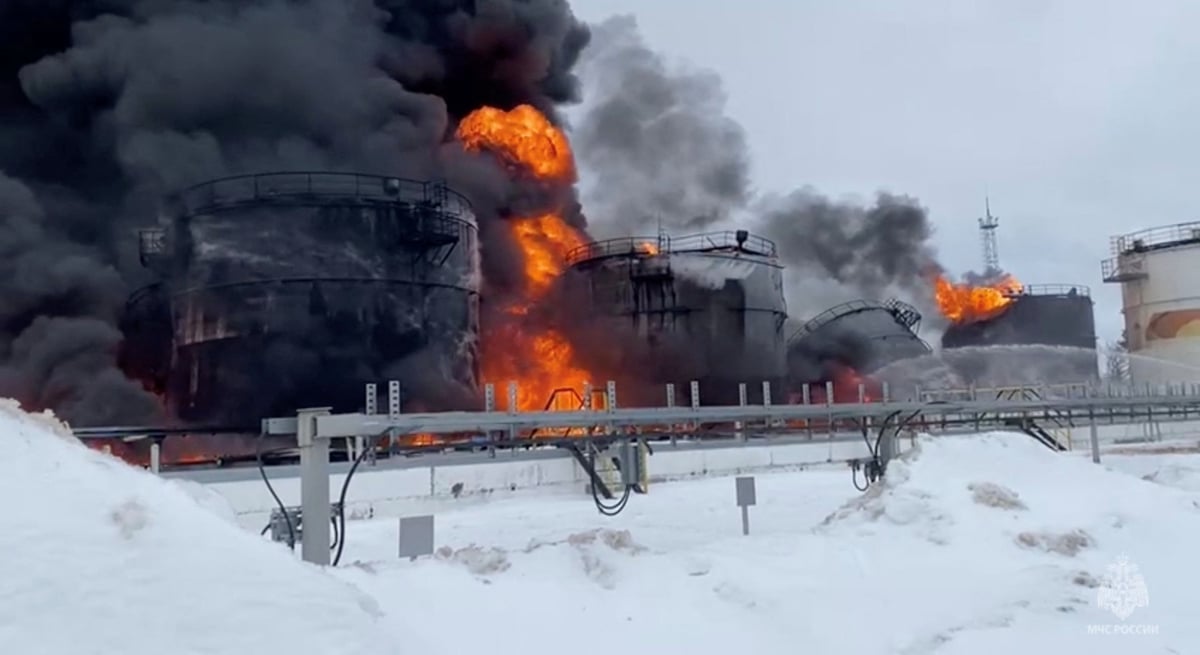 Des reservoirs de petrole prennent feu apres ce que les autorites locales ont qualifie d'attaque de drone ukrainien, a en russie