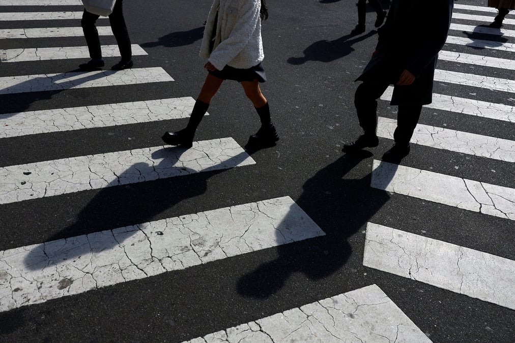 Des passants traversent une rue de tokyo, au japon