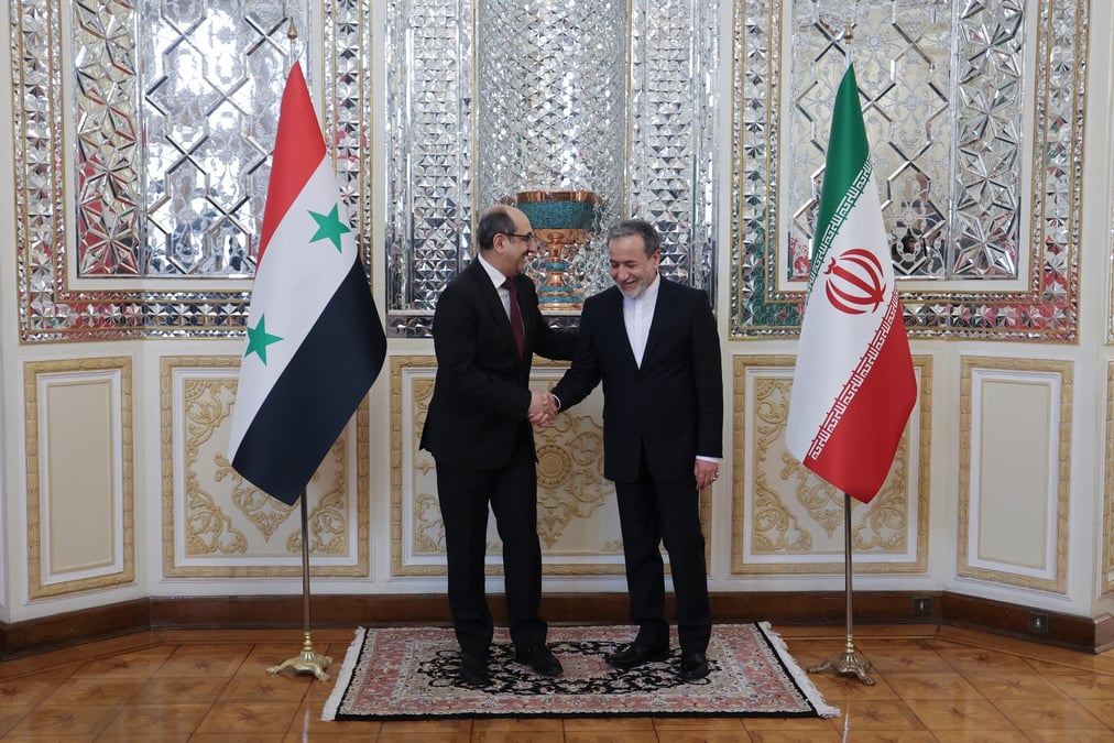 Le ministre iranien des affaires etrangeres abbas araghchi rencontre le ministre syrien des affaires etrangeres et des expatries bassam al-sabbagh a teheran