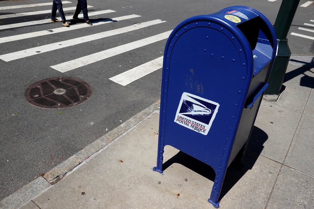 Une boite aux lettres de l'united states postal service (usps) a manhattan, dans la ville de new york, aux etats-unis