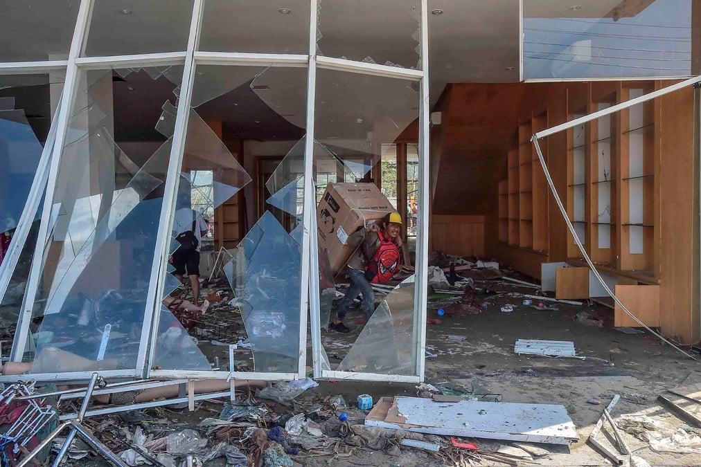 Indonesie: plus de 800 morts, nombreuses victimes sous les decombres