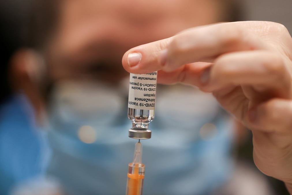 Coronavirus: le vaccin astrazeneca efficace trois mois a 76% avec une seule dose, dit oxford