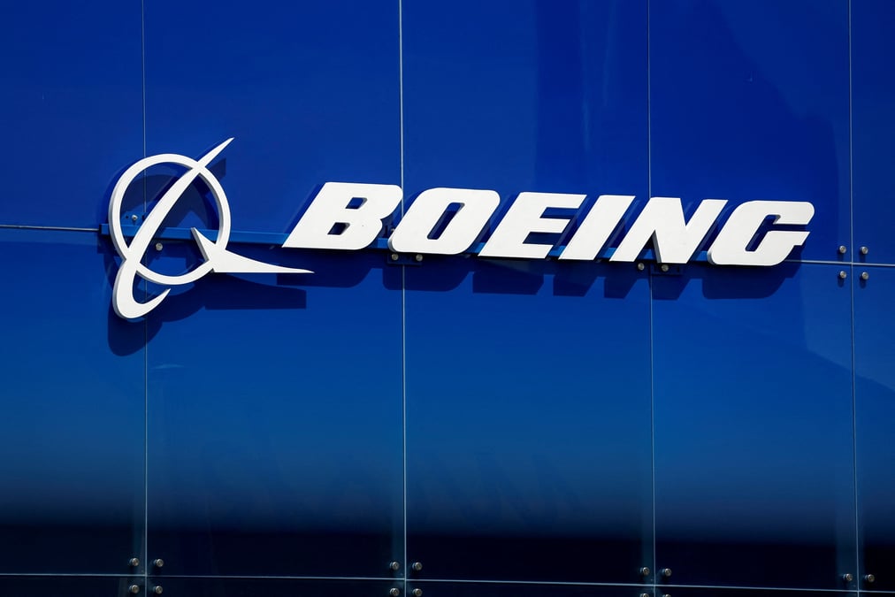 « Boeing a l'intention d'utiliser le produit net des offres à des fins générales de l'entreprise, ce qui peut inclure, entre autres, le remboursement de la dette, les ajouts au fonds de roulement, les dépenses d'investissement et le financement et les investissements dans les filiales de la société », a expliqué l'avionneur.