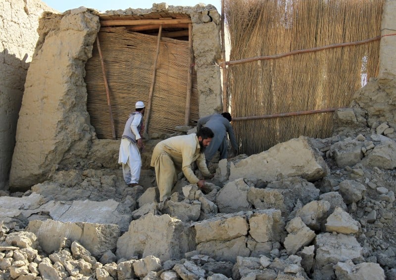 Le bilan du seisme en afghanistan et au pakistan proche des 300 morts