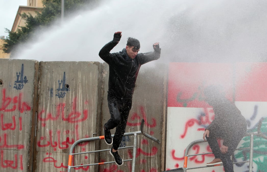 Liban: heurts entre forces de l'ordre et manifestants pres du parlement