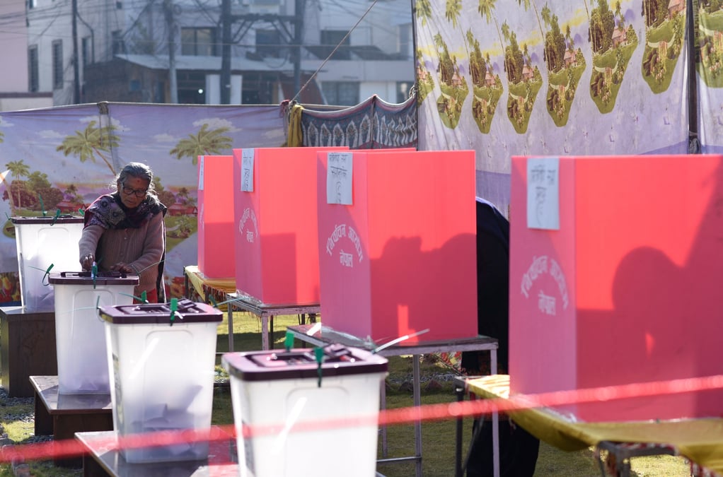 Une femme vote lors des elections generales, a lalitpur, au nepal