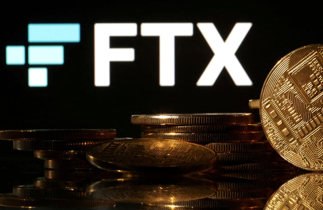 Photo d'illustration de representations de crypto-monnaies et du logo ftx