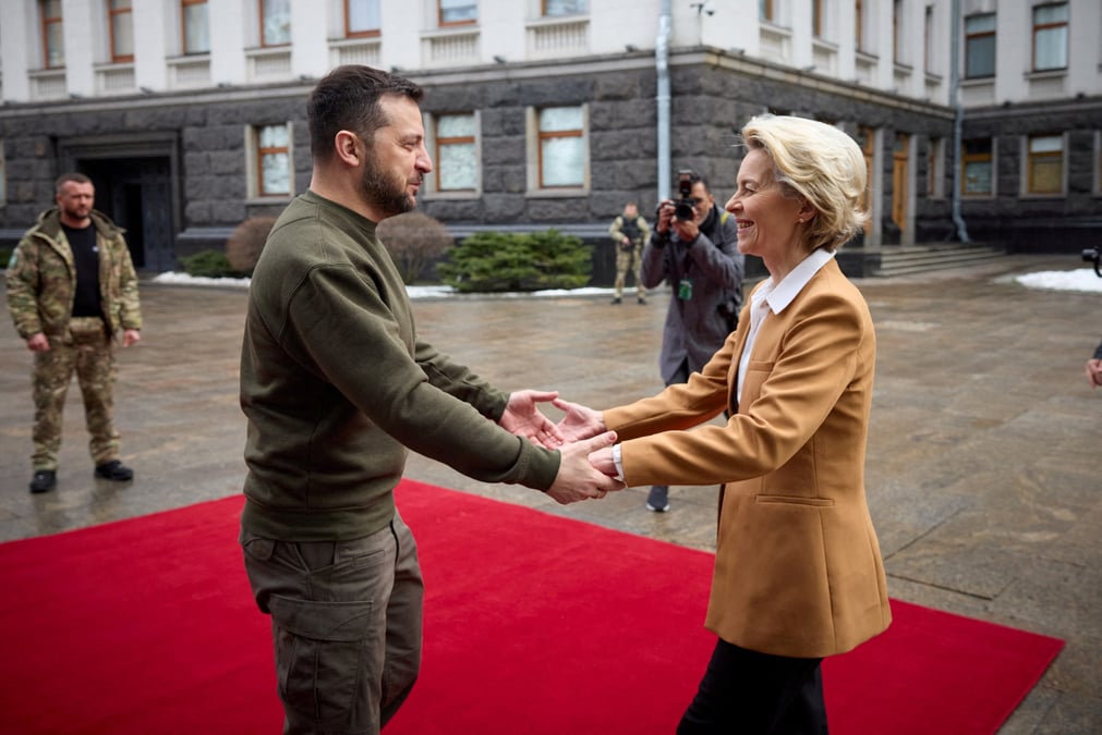 Le president ukrainien zelenskiy et la presidente de la commission europeenne von der leyen, a kyiv