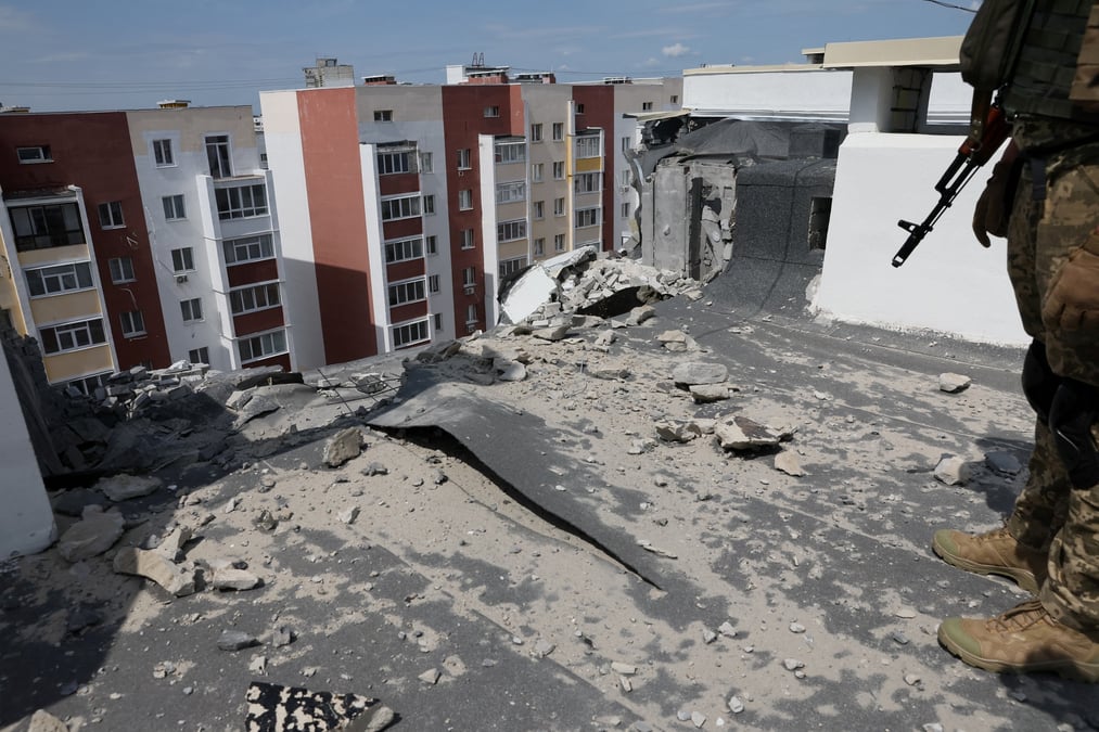 Le toit d'un complexe d'appartements a kharkov