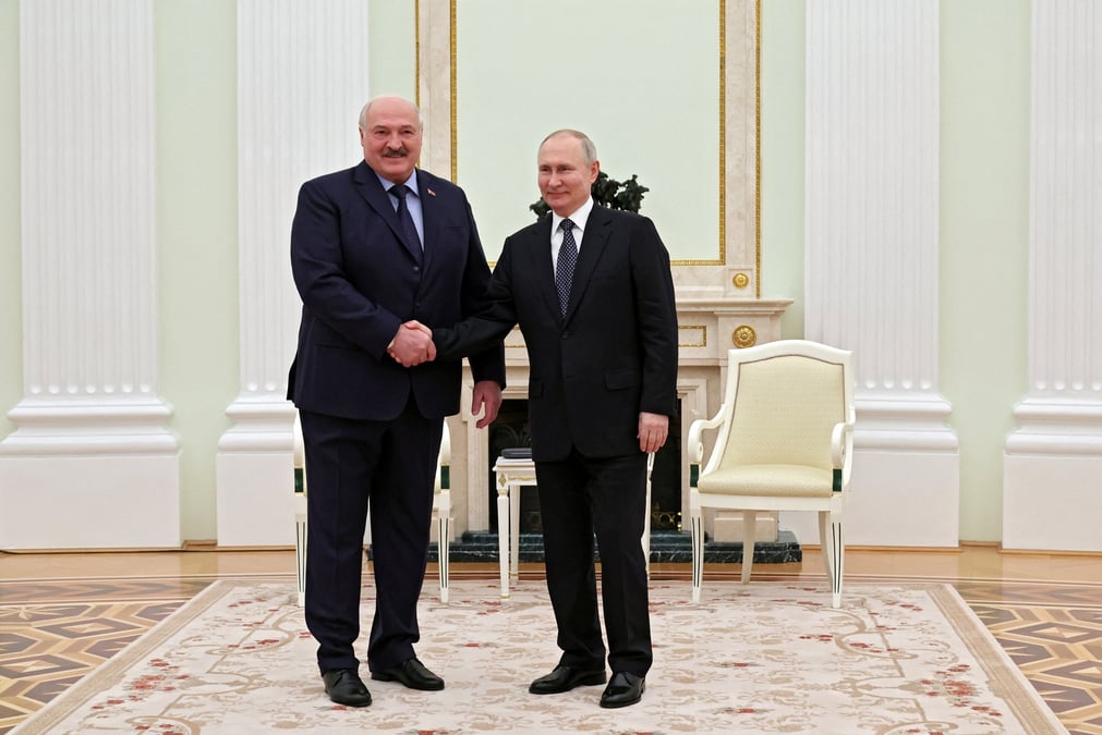 Photo du president russe vladimir poutine qui serre la main du president bielorusse alexandre loukachenko lors d'une reunion a moscou