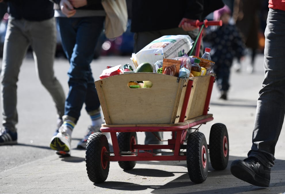 Photo d'archives des caddies contenant des marchandises a berlin