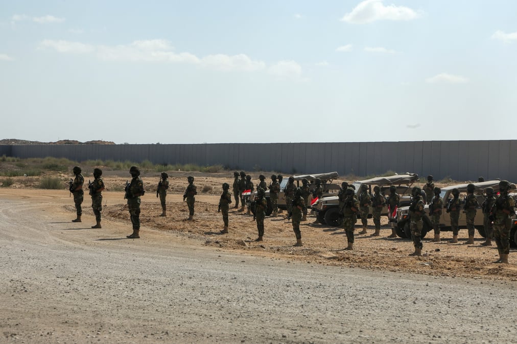 Des militaires egyptiens gardent une zone pres du poste frontiere de rafah entre l'egypte et la bande de gaza