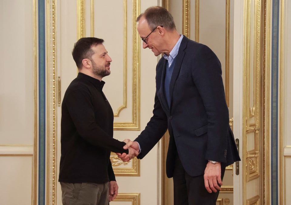 Le president ukrainien volodimir zelensky et le chef de l'opposition allemande friedrich merz se rencontrent