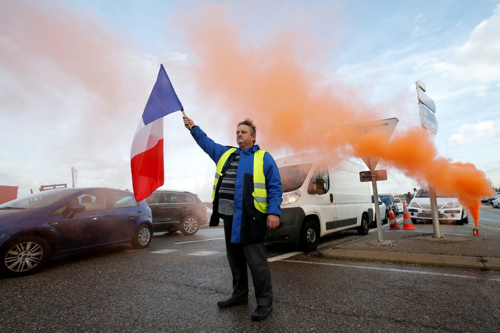 La mobilisation des "gilets jaunes" faiblit encore