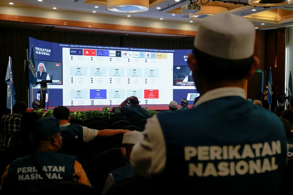 Les partisans de la coalition perikatan nasional regardent les resultats en direct des elections legislatives de la malaisie