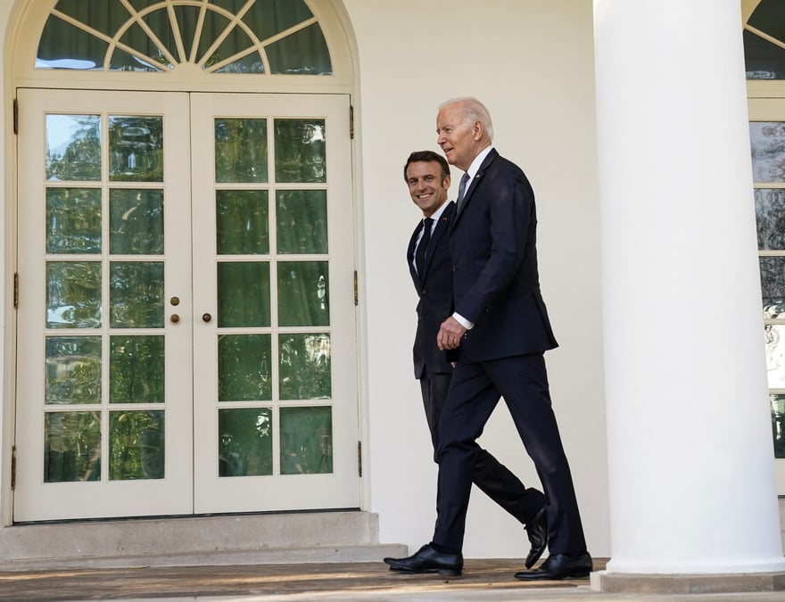 Le president americain joe biden et le president francais emmanuel macron apres une ceremonie officielle a la maison blanche a washington