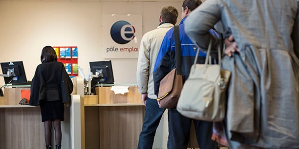 Sur fond de réforme de l’assurance chômage, les syndicats dénoncent une énième stigmatisation des plus précaires.
