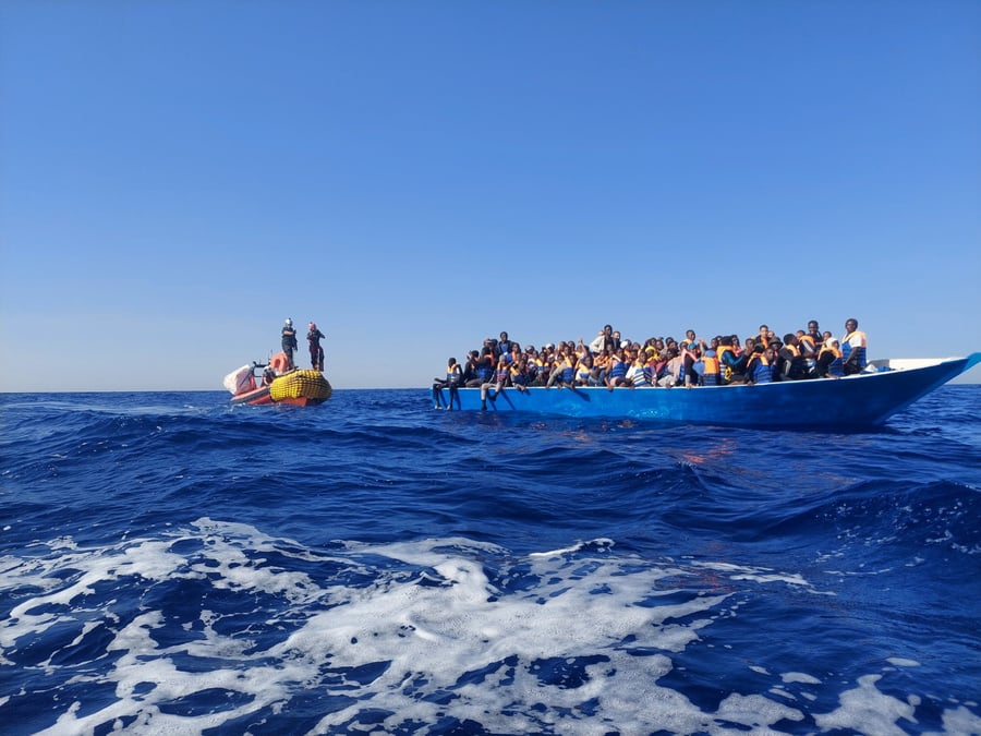 Italie : des dizaines de migrants secourus au large de la calabre